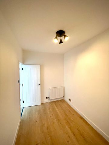 Two bedroom First Floor Flat on main green street- £1950 - Photo 4