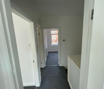 3 bedroom flat to rent - Photo 2