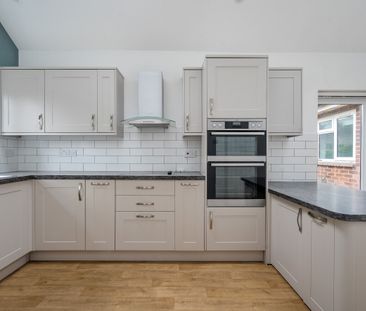 3 bedroom detached bungalow to rent - Photo 3