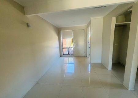 Lovely Location Walk to Tram - Photo 2