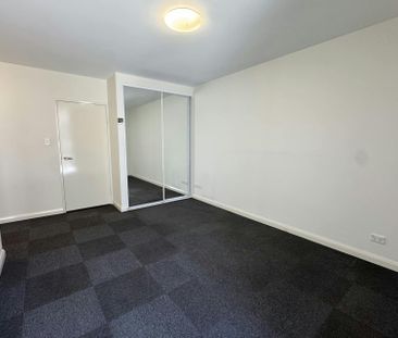 TOWNHOUSE STYLE APARTMENT - Photo 5