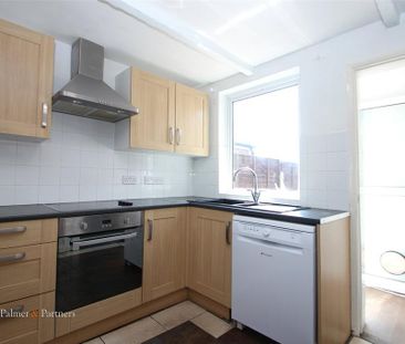 2 bedroom terraced house to rent - Photo 4