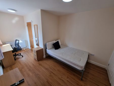 4 Bed Student Accommodation - Photo 4