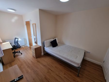 4 Bed Student Accommodation - Photo 5