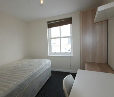 Flat to rent on - Photo 2