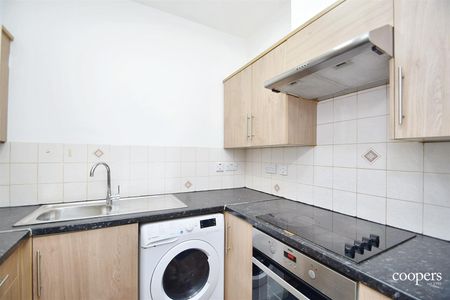 Madison Heights, Hounslow, TW3 - Photo 4