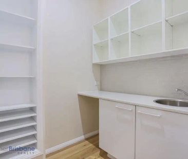 “Beautifully Renovated 4 Bedroom Home | Everton Park” - Photo 6