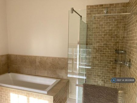 2 bedroom penthouse to rent - Photo 4