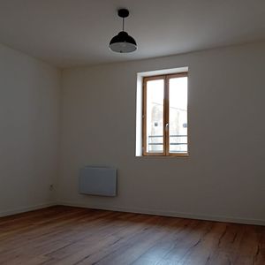 A LOUER CENTRE SIGEAN T2 ENTIEREMENT RENOVE - Photo 3