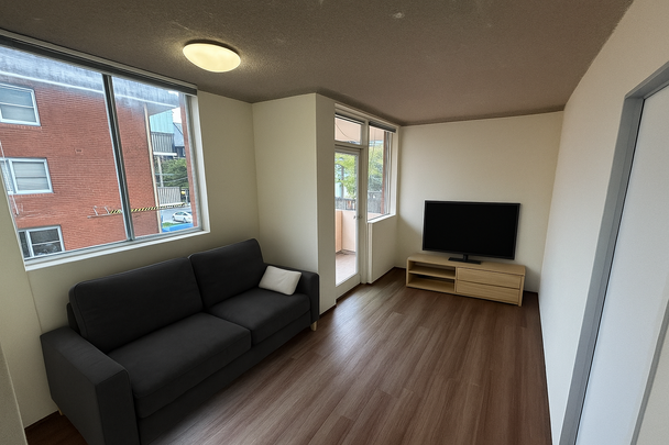 BRIGHT THREE BEDROOM APARTMENT! - Photo 1