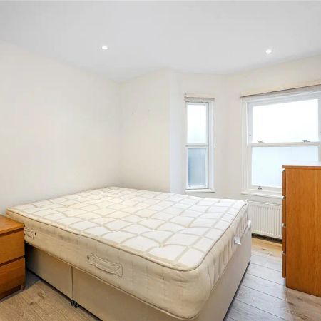 3 bedroom flat in London - Photo 3