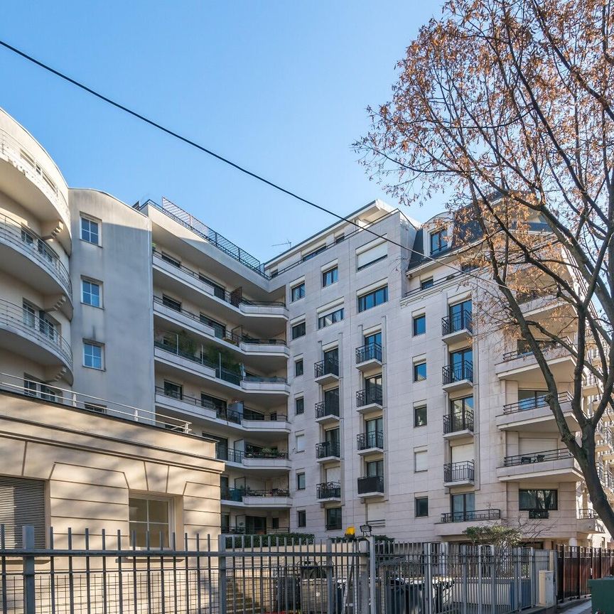 location Appartement T2 DE 54.3m² À ISSY LES MOULINEAUX - Photo 1