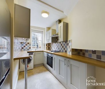 3 bed flat to rent in The Precinct, Rochester, ME1 - Photo 2