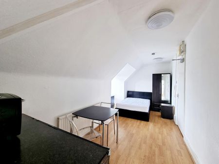 1 bedroom in a house share to rent - Photo 3