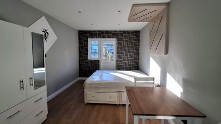 1 bedroom in a house share to rent - Photo 2