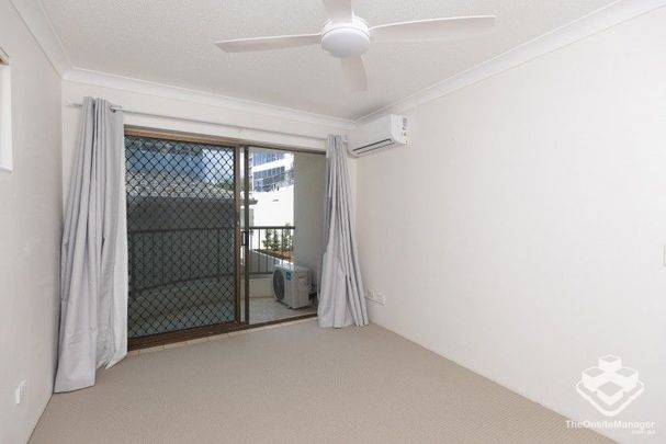 Prime Main Beach Apartment with New Carpet and Freshly Painted Ceiling for Rent - Photo 1