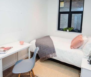 Ntu // Lister Gate // Bed & Bathroom // All Bills Inc, NG1 - Photo 6