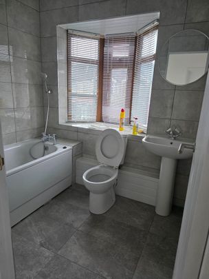 5 Bed Terraced House, Sheringham Drive, IG11 - Photo 1