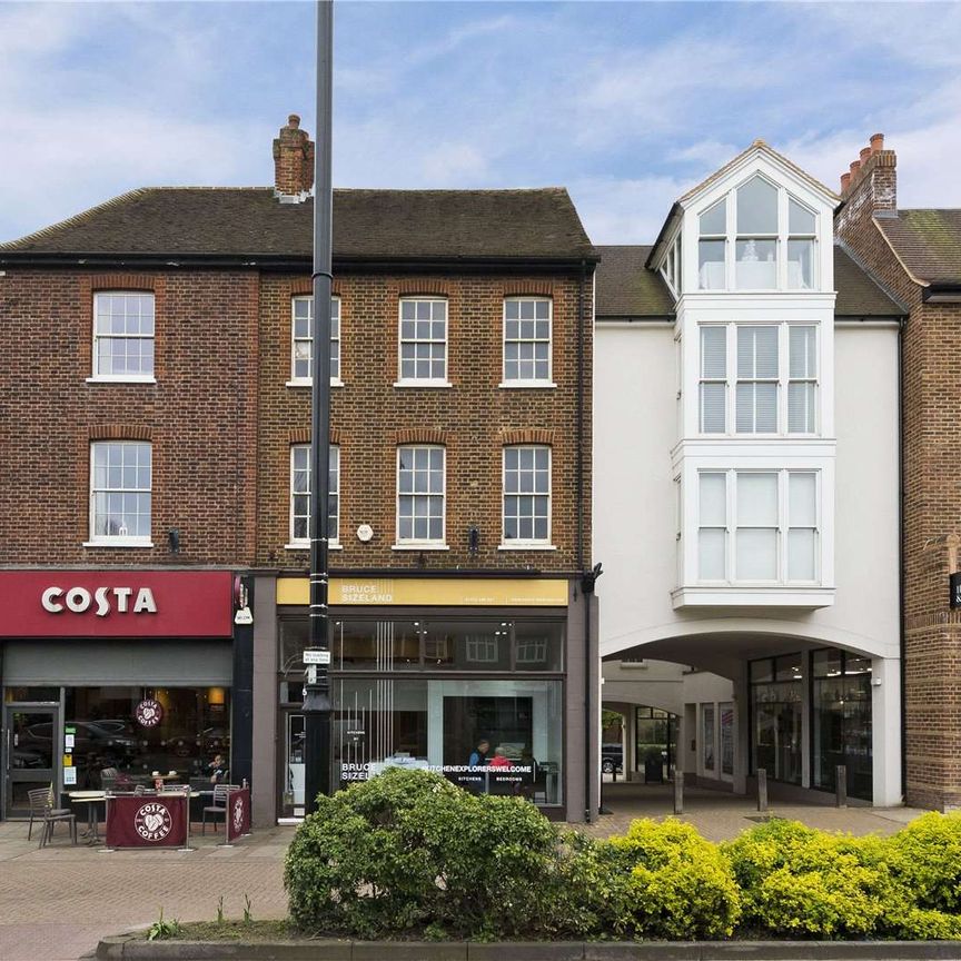 A well-proportioned one bedroom second floor flat, presented in excellent order, which is located in close proximity to shops and restaurants in Esher high street. - Photo 1