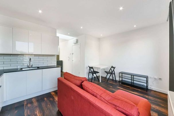 Bright and spacious open plan large studio to rent with a substantial private terrace. - Photo 1