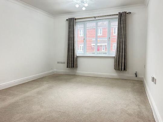 Two Bedroom Modern Pristine Apartment for Rent in Gravesend - Photo 1