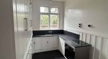 Four bedroom home, available now! - Photo 3