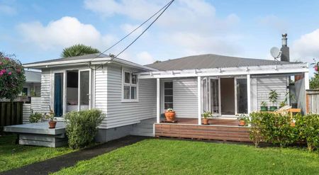 Sunny beautifully renovated 3 bedroom family home - Photo 3