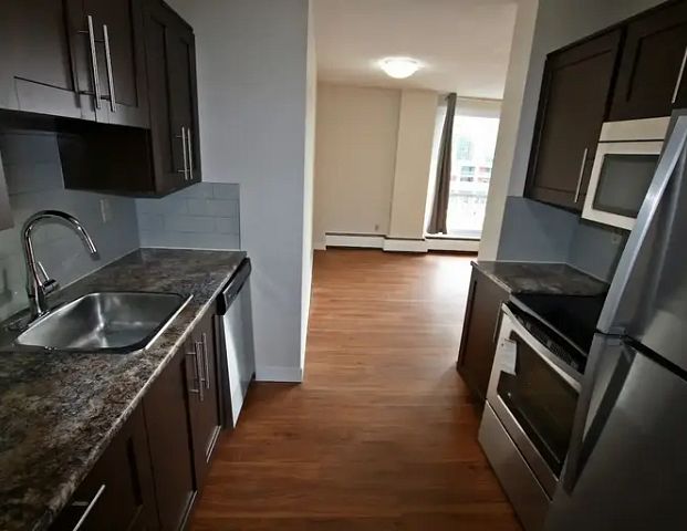 LARGE 2 BDRM. UNITS AVAILABLE OCTOBER 1ST! *927-14TH AVE. S.W.* | 927-14th Avenue S.W., Calgary - Photo 1