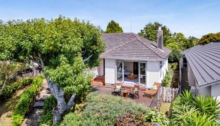 STRANDON - 3 BEDROOMS - Photo 5