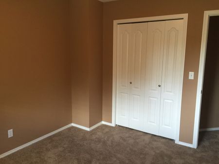 Spacious 3 Bed, 2.5 Bath Townhouse End Unit - Walk to the Beach! - Photo 5
