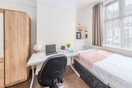 3 bedroom terraced house to rent - Photo 5