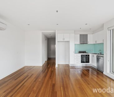 Stylish apartment in the heart of Thornbury - Photo 1
