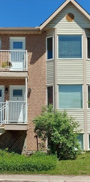POUR AOUT OU SEPTEMBRE. Grand logement climatisé 5 1/2 à Hull, près du Parc de Gatineau - Photo 1