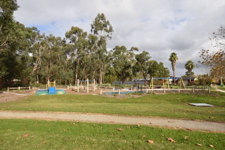 19 Summerhill Park Drive, Mooroolbark - Photo 2