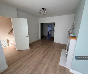 3 bedroom end of terrace house to rent - Photo 1