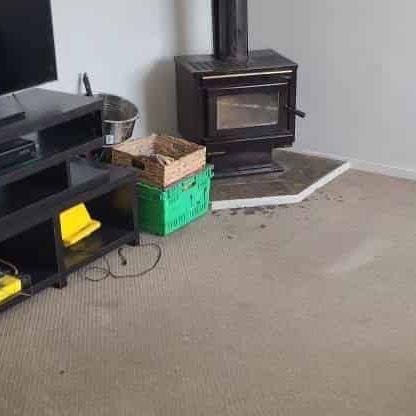 Spacious Family Oasis: 5-Bedroom Home with Self-Contained Sleepout & Expansive Lawn - Photo 1