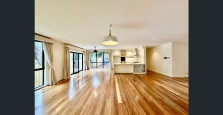 Magnificent home, perfect for multi-generational families - Photo 3