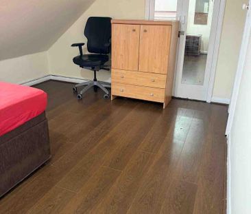 1 bedroom in a house share to rent - Photo 2