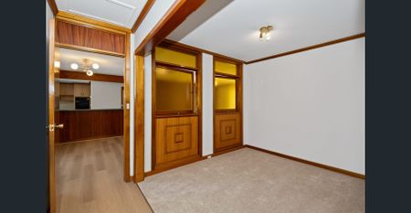 Spacious Family Home with Pool - Gardening & Pool Maintenance Included - Photo 4