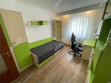 De inchiriat apartament cu 3 camere decomandate si 2 balcoane din zona centrala din Sibiu - Fotografie 3