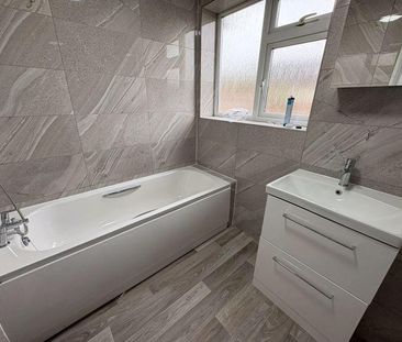 4 bedroom semi-detached house to rent - Photo 3