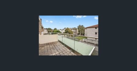 Bright Top-Floor Apartment with Private Balconies and Leafy Outlook - Photo 4