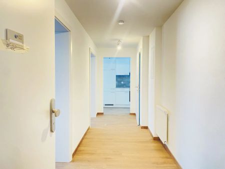 Licht und klare Linien prägen das Ambiente dieser Wohnung - Photo 2