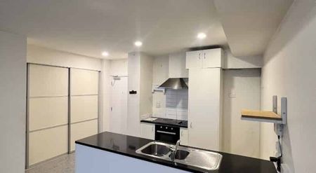 Spacious Lounge - Photo 5