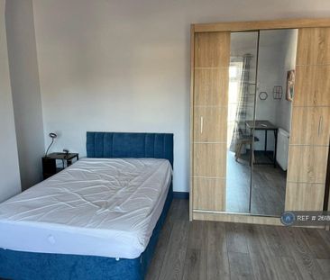 1 bedroom in a house share to rent - Photo 2