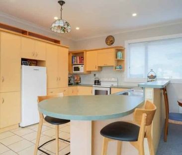 Family living in Waikiwi - Photo 3