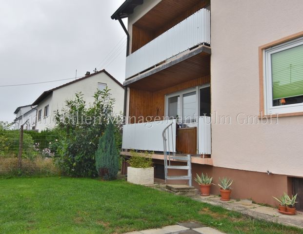 Schöne 4-Zimmer-Wohnung mit Balkon und Gartenanteil! - Photo 1