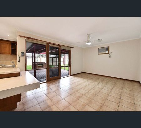 5 Gillingham Cres, Craigieburn, Vic 3064 - Photo 3
