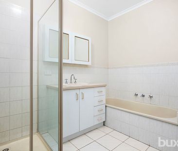 Immaculate three-bedroom home in a sought-after location - Photo 1