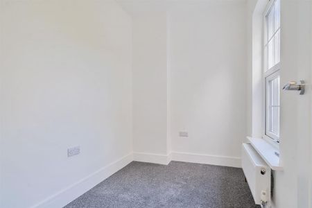 3 bedroom end of terrace house to rent - Photo 2